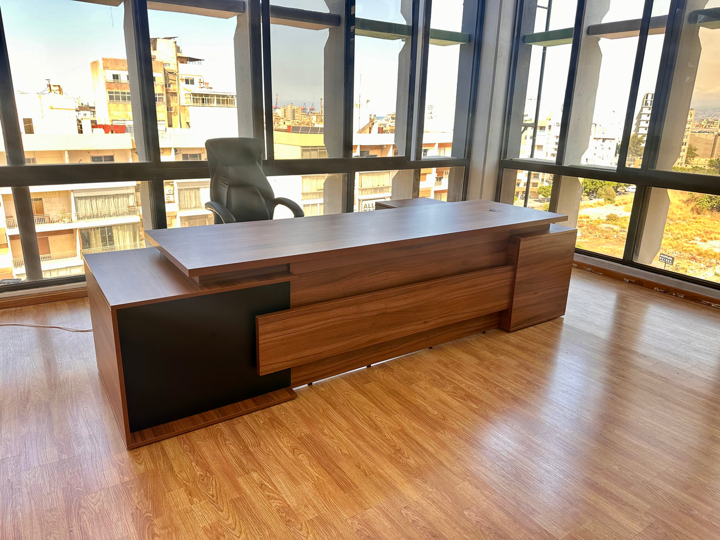 Dominus Desk