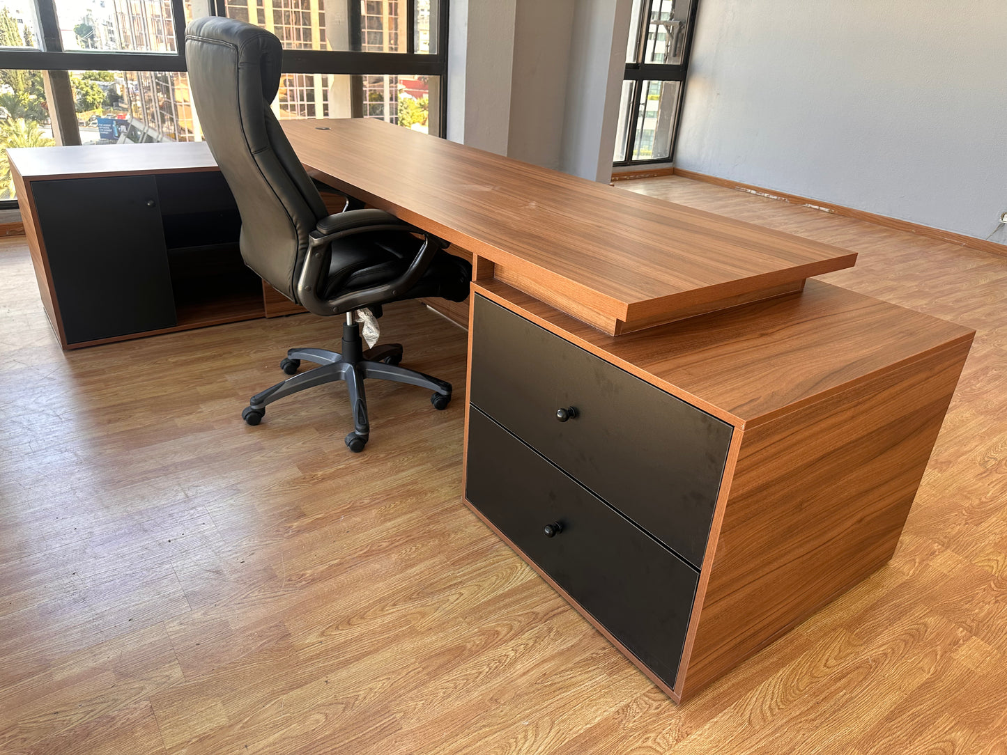 Dominus Desk